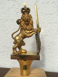 Stolz präsentiert sich der Löwe mit neuem Schwert und dem Kreuz auf der Krone.